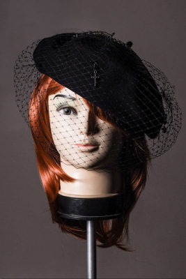 Sieviešu melns berets ar ķēdīti un krustu