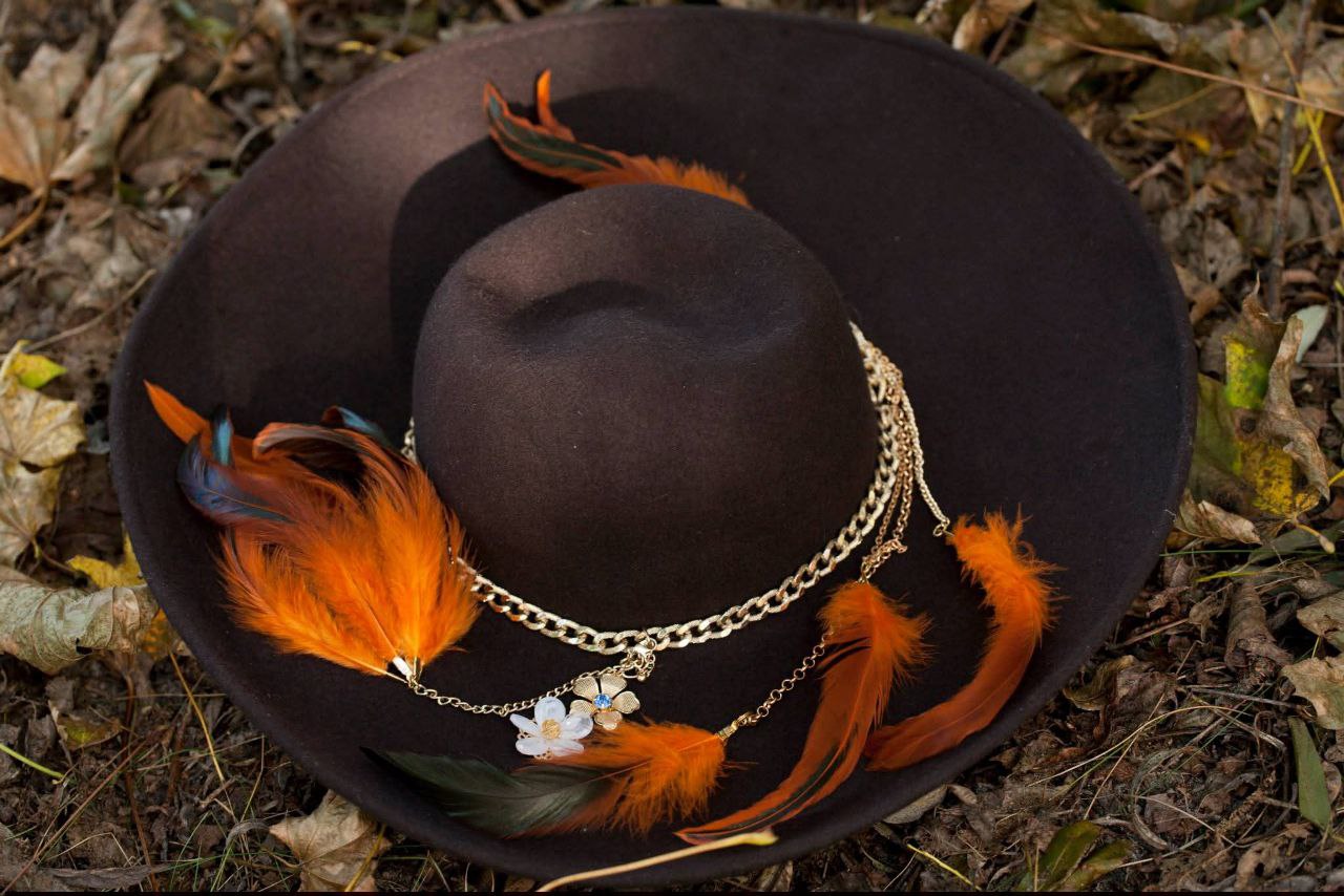 Sieviešu platbrīžu cepure ar spalvām