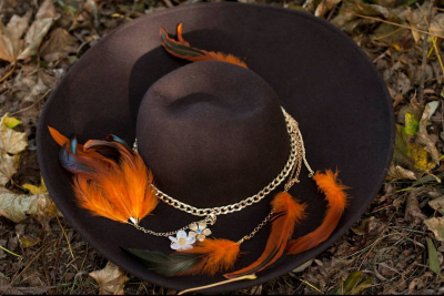 Sieviešu platbrīžu cepure ar spalvām